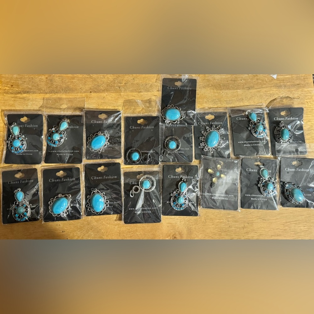 17 Chuns Fashion Pendant Lot